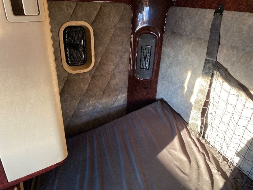 Sleeper Tractor-Heavy Duty Tractors-Freightliner-2020-D12264SD-Saskatoon-SK-746,466\n\t\tkm-$ 84,250 - Image 18