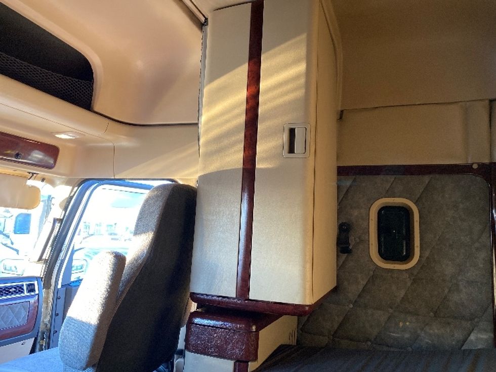 Sleeper Tractor-Heavy Duty Tractors-Freightliner-2020-D12264SD-Saskatoon-SK-746,466\n\t\tkm-$ 84,250 - Image 19