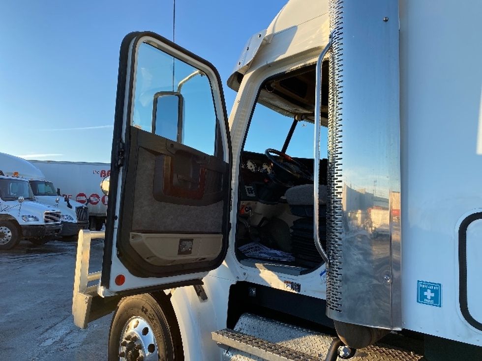 Sleeper Tractor-Heavy Duty Tractors-Freightliner-2020-D12264SD-Saskatoon-SK-746,466\n\t\tkm-$ 84,250 - Image 9