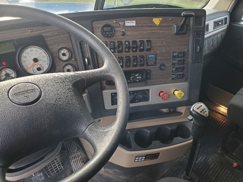 Sleeper Tractor-Heavy Duty Tractors-Freightliner-2020-D12264SD-White Deer-PA-281,960\n\t\tmiles-$ 75,250 - Image 10