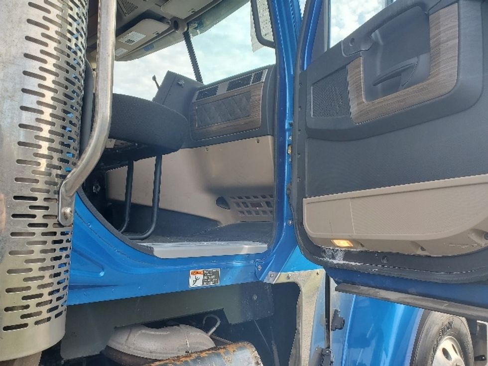 Sleeper Tractor-Heavy Duty Tractors-Freightliner-2020-D12264SD-White Deer-PA-281,960\n\t\tmiles-$ 75,250 - Image 13