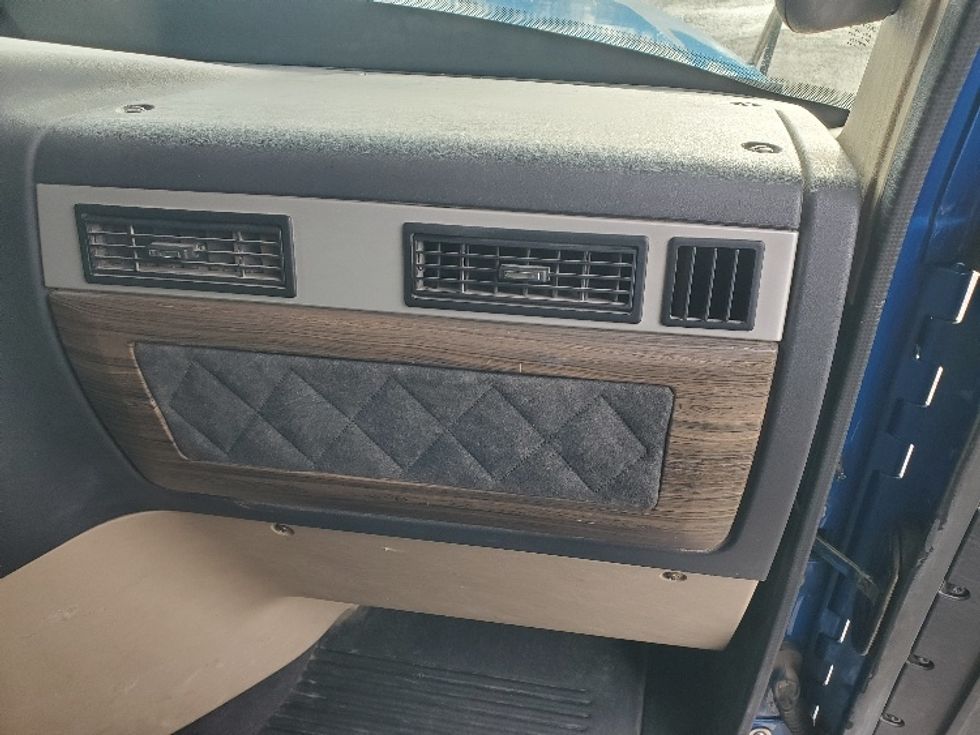 Sleeper Tractor-Heavy Duty Tractors-Freightliner-2020-D12264SD-White Deer-PA-281,960\n\t\tmiles-$ 75,250 - Image 14