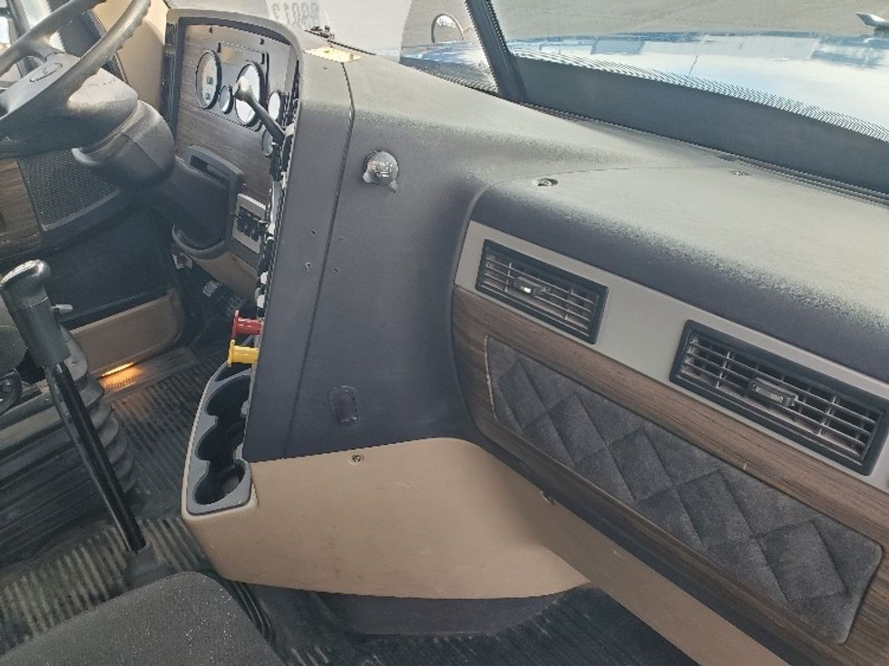 Sleeper Tractor-Heavy Duty Tractors-Freightliner-2020-D12264SD-White Deer-PA-281,960\n\t\tmiles-$ 75,250 - Image 15