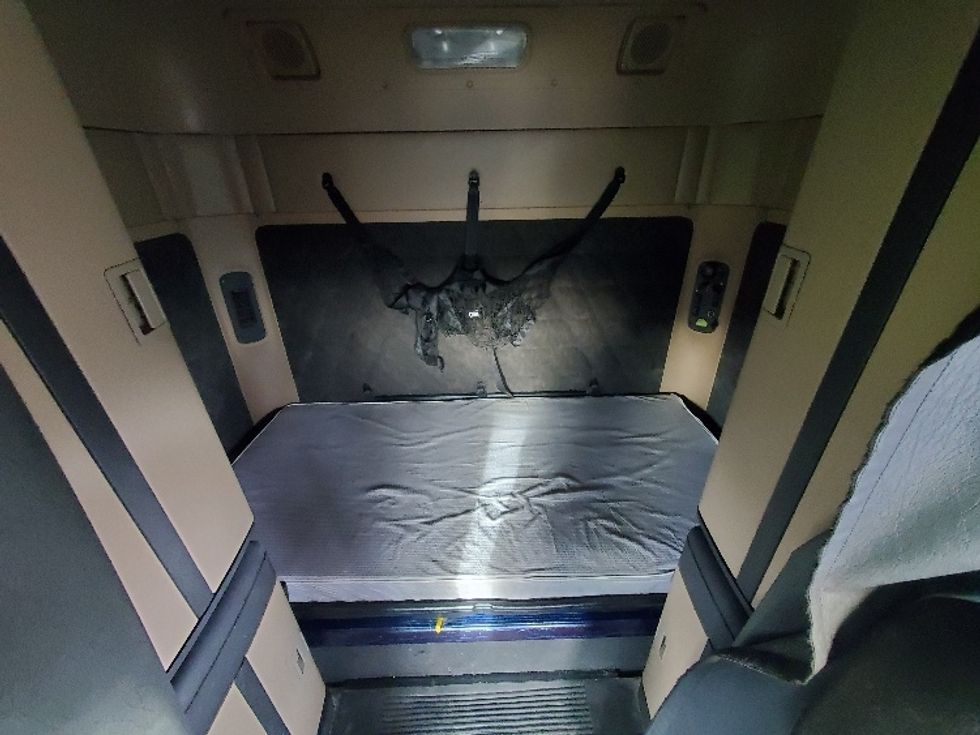 Sleeper Tractor-Heavy Duty Tractors-Freightliner-2020-D12264SD-White Deer-PA-281,960\n\t\tmiles-$ 75,250 - Image 16