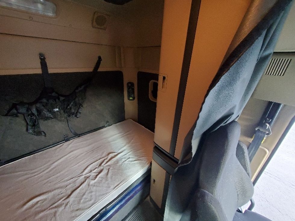 Sleeper Tractor-Heavy Duty Tractors-Freightliner-2020-D12264SD-White Deer-PA-281,960\n\t\tmiles-$ 75,250 - Image 17