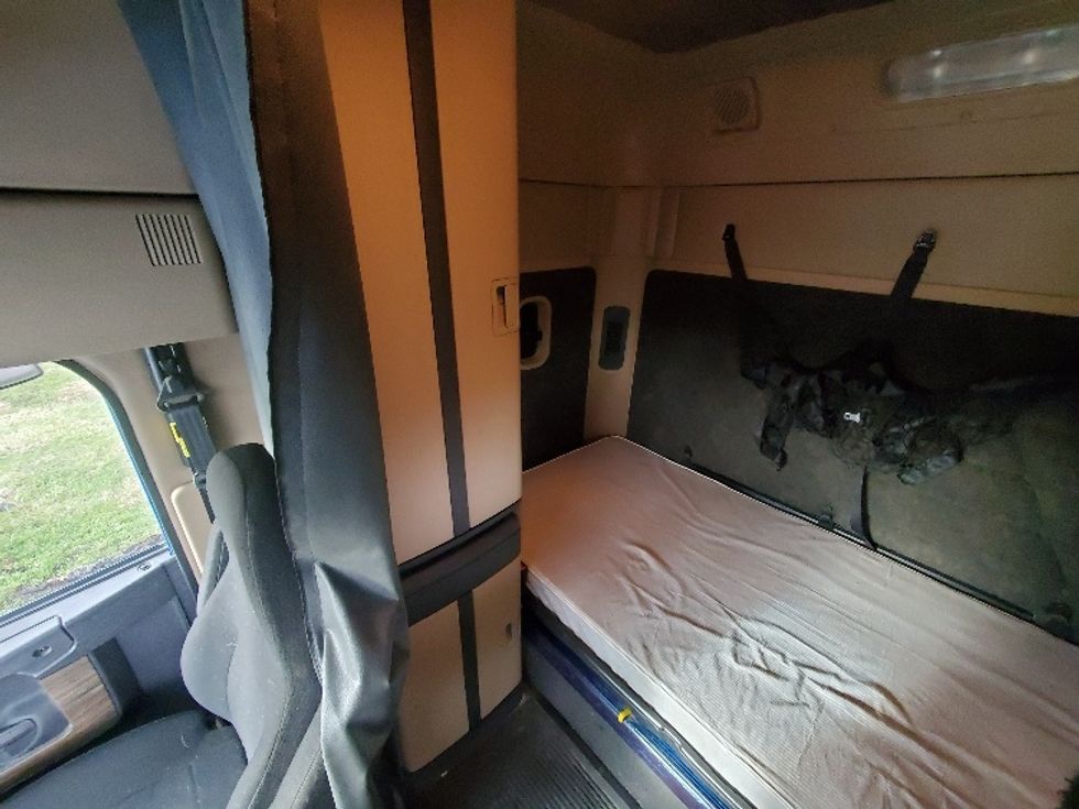 Sleeper Tractor-Heavy Duty Tractors-Freightliner-2020-D12264SD-White Deer-PA-281,960\n\t\tmiles-$ 75,250 - Image 18