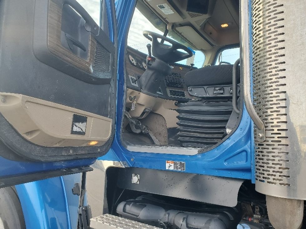 Sleeper Tractor-Heavy Duty Tractors-Freightliner-2020-D12264SD-White Deer-PA-281,960\n\t\tmiles-$ 75,250 - Image 9