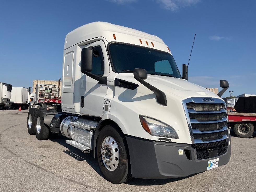 Sleeper Tractor-Heavy Duty Tractors-Freightliner-2020-T11662ST-Poplar Bluff-MO-399,610\n\t\tmiles-$ 67,000 - Image 1