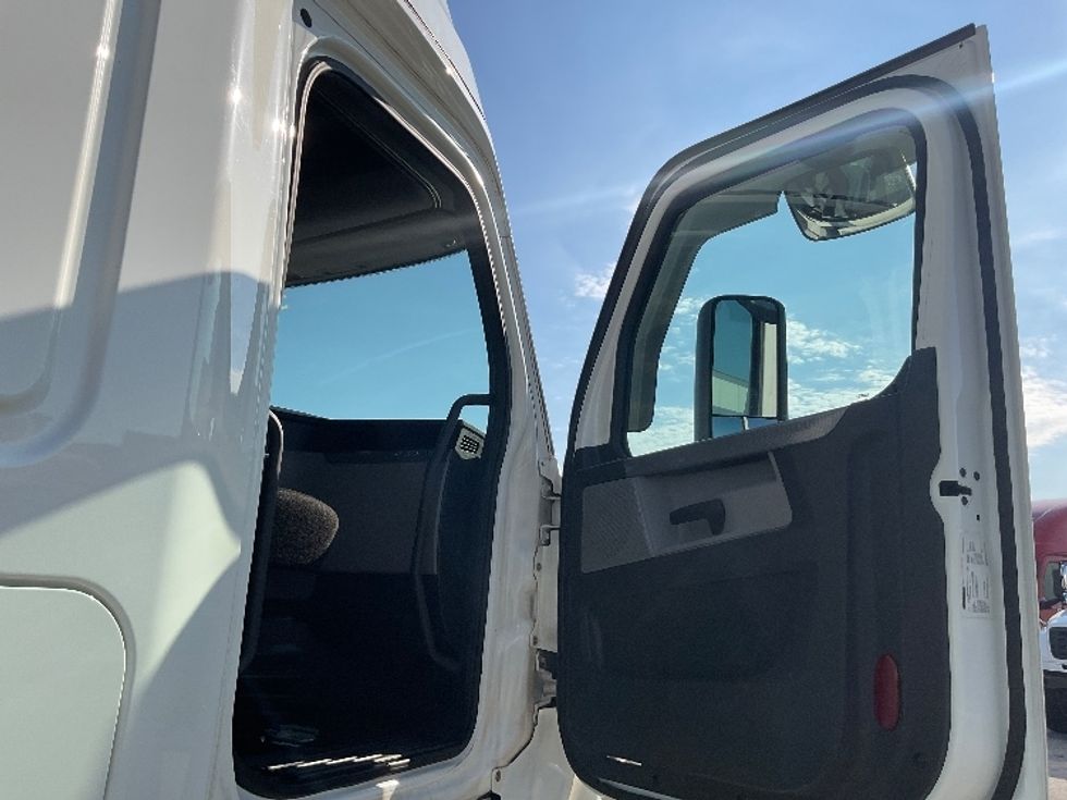 Sleeper Tractor-Heavy Duty Tractors-Freightliner-2020-T11662ST-Poplar Bluff-MO-399,610\n\t\tmiles-$ 67,000 - Image 13