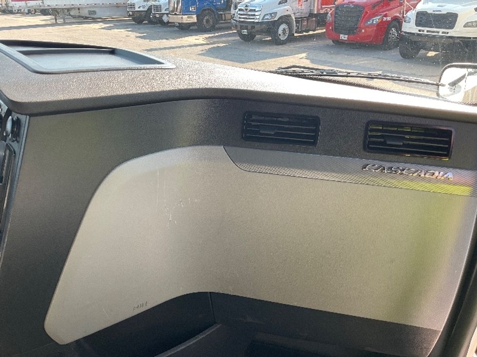 Sleeper Tractor-Heavy Duty Tractors-Freightliner-2020-T11662ST-Poplar Bluff-MO-399,610\n\t\tmiles-$ 67,000 - Image 14