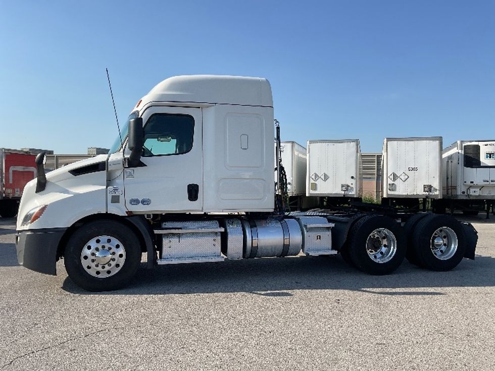 Sleeper Tractor-Heavy Duty Tractors-Freightliner-2020-T11662ST-Poplar Bluff-MO-399,610\n\t\tmiles-$ 67,000 - Image 4