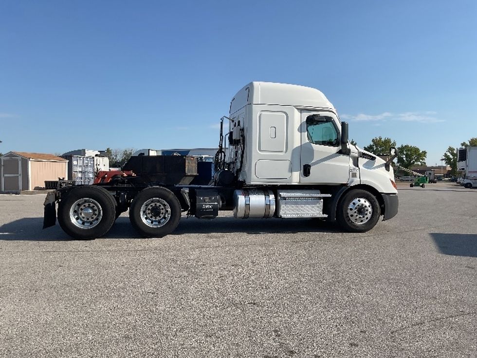 Sleeper Tractor-Heavy Duty Tractors-Freightliner-2020-T11662ST-Poplar Bluff-MO-399,610\n\t\tmiles-$ 67,000 - Image 8
