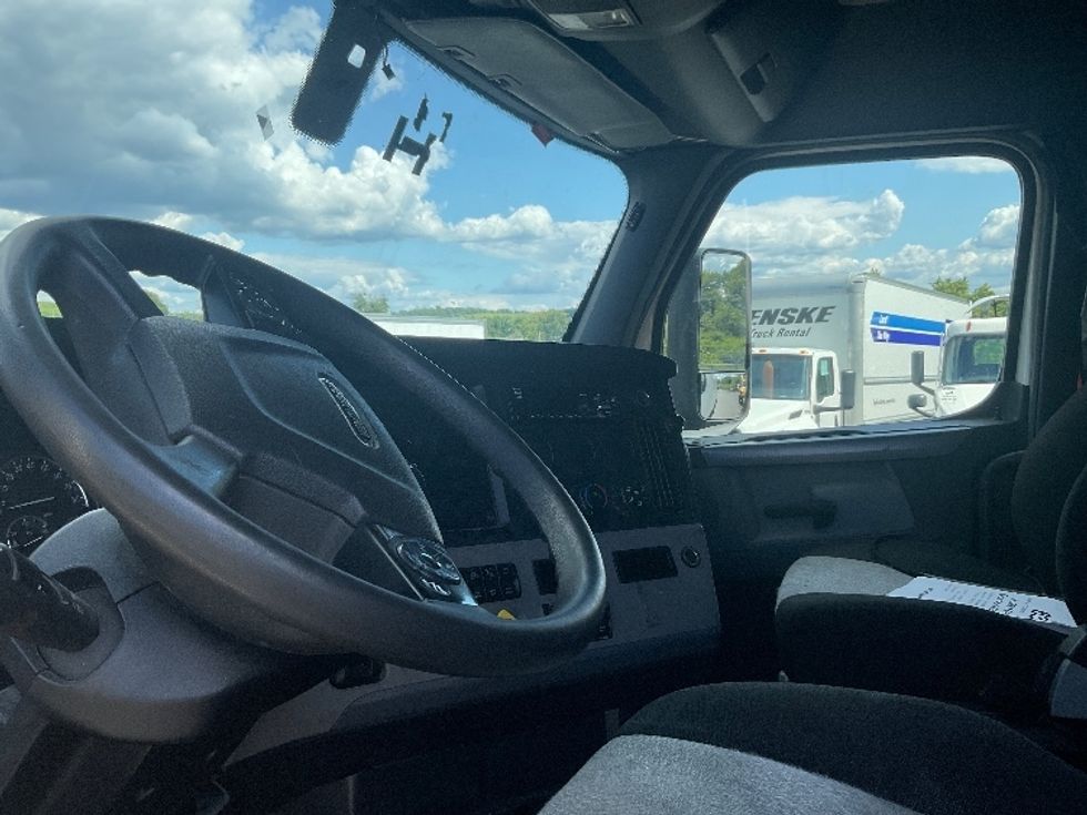 Sleeper Tractor-Heavy Duty Tractors-Freightliner-2020-T11664ST-Akron-OH-526,327\n\t\tmiles-$ 63,750 - Image 10