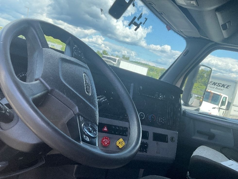 Sleeper Tractor-Heavy Duty Tractors-Freightliner-2020-T11664ST-Akron-OH-526,327\n\t\tmiles-$ 63,750 - Image 11