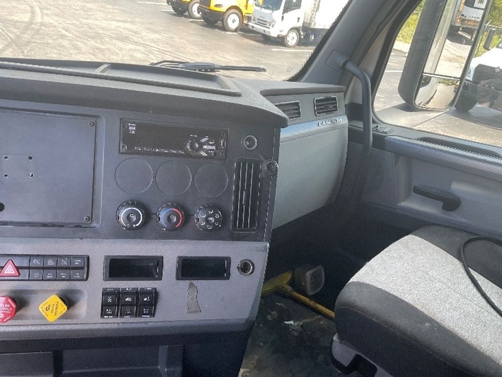 Sleeper Tractor-Heavy Duty Tractors-Freightliner-2020-T11664ST-Akron-OH-526,327\n\t\tmiles-$ 63,750 - Image 12