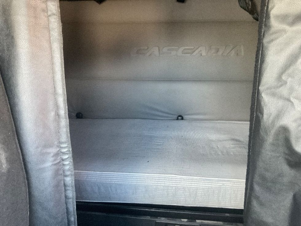 Sleeper Tractor-Heavy Duty Tractors-Freightliner-2020-T11664ST-Akron-OH-526,327\n\t\tmiles-$ 63,750 - Image 16