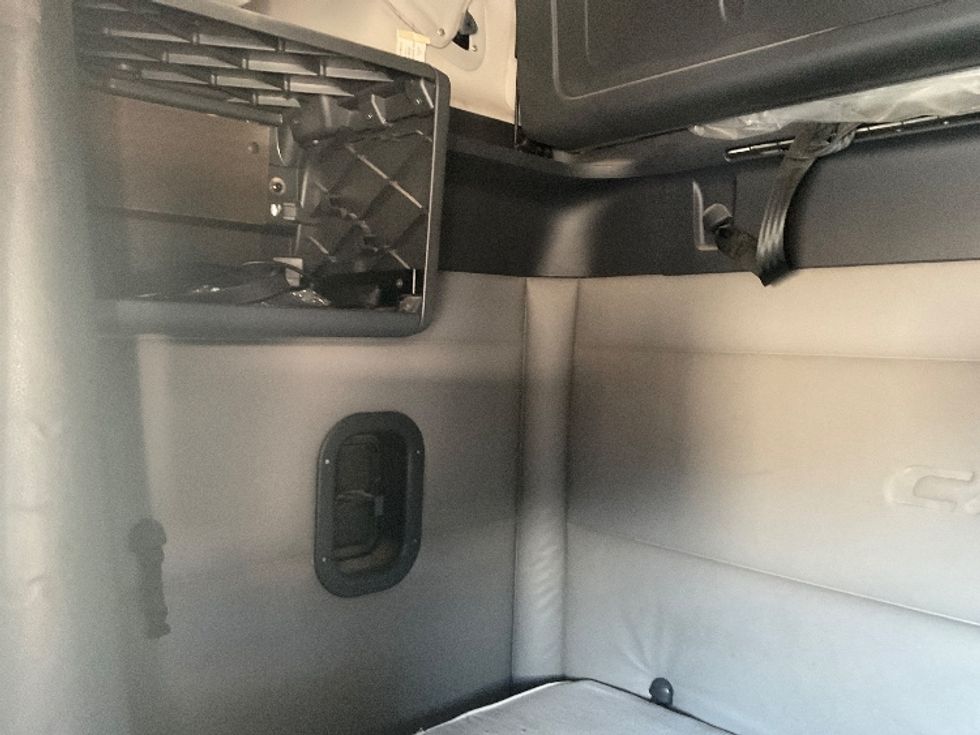 Sleeper Tractor-Heavy Duty Tractors-Freightliner-2020-T11664ST-Akron-OH-526,327\n\t\tmiles-$ 63,750 - Image 17