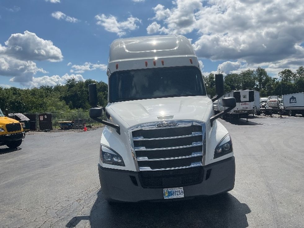 2020 Freightliner Cascadia photo 2