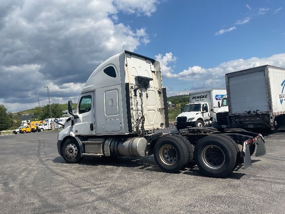 Sleeper Tractor-Heavy Duty Tractors-Freightliner-2020-T11664ST-Akron-OH-526,327\n\t\tmiles-$ 63,750 - Image 5