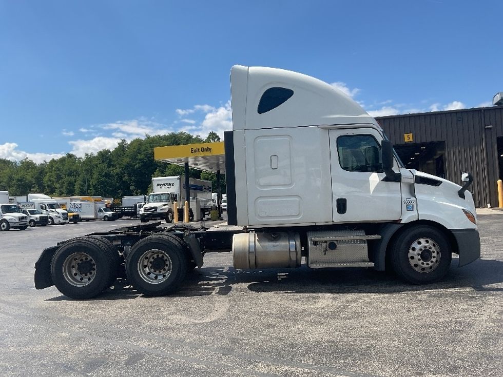 Sleeper Tractor-Heavy Duty Tractors-Freightliner-2020-T11664ST-Akron-OH-526,327\n\t\tmiles-$ 63,750 - Image 8