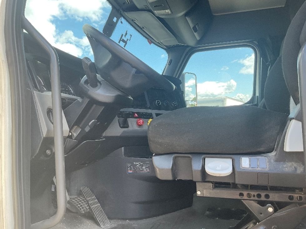 Sleeper Tractor-Heavy Duty Tractors-Freightliner-2020-T11664ST-Akron-OH-526,327\n\t\tmiles-$ 63,750 - Image 9