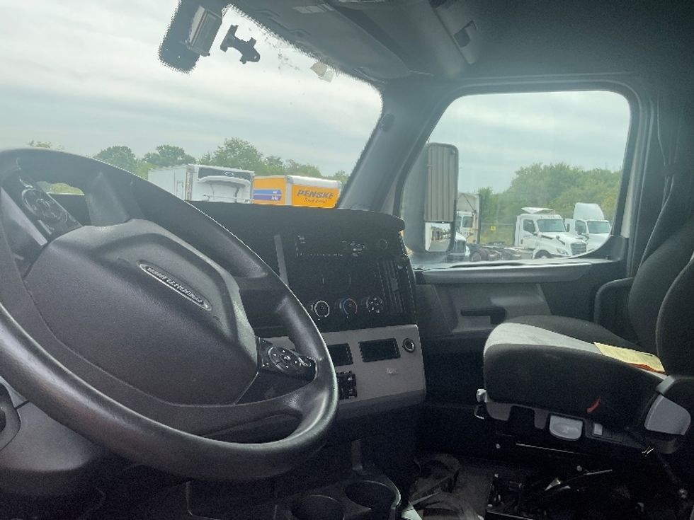 Sleeper Tractor-Heavy Duty Tractors-Freightliner-2020-T11664ST-Akron-OH-548,301\n\t\tmiles-$ 61,000 - Image 10