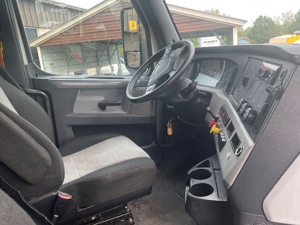 Sleeper Tractor-Heavy Duty Tractors-Freightliner-2020-T11664ST-Akron-OH-548,301\n\t\tmiles-$ 61,000 - Image 15