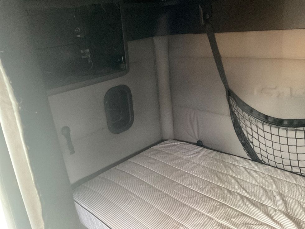 Sleeper Tractor-Heavy Duty Tractors-Freightliner-2020-T11664ST-Akron-OH-548,301\n\t\tmiles-$ 61,000 - Image 16