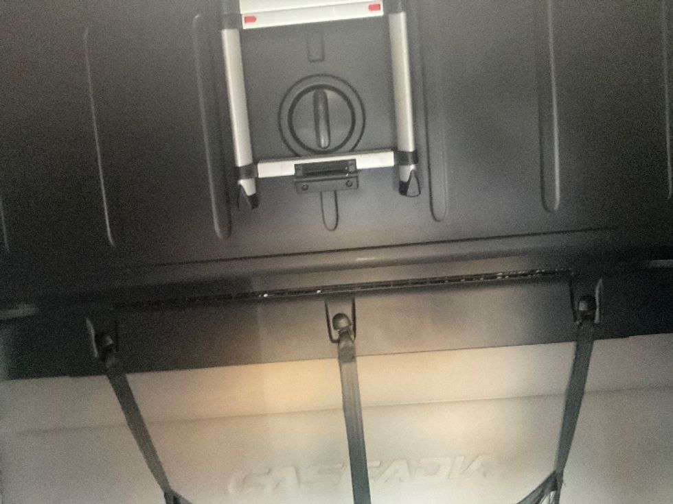 Sleeper Tractor-Heavy Duty Tractors-Freightliner-2020-T11664ST-Akron-OH-548,301\n\t\tmiles-$ 61,000 - Image 18