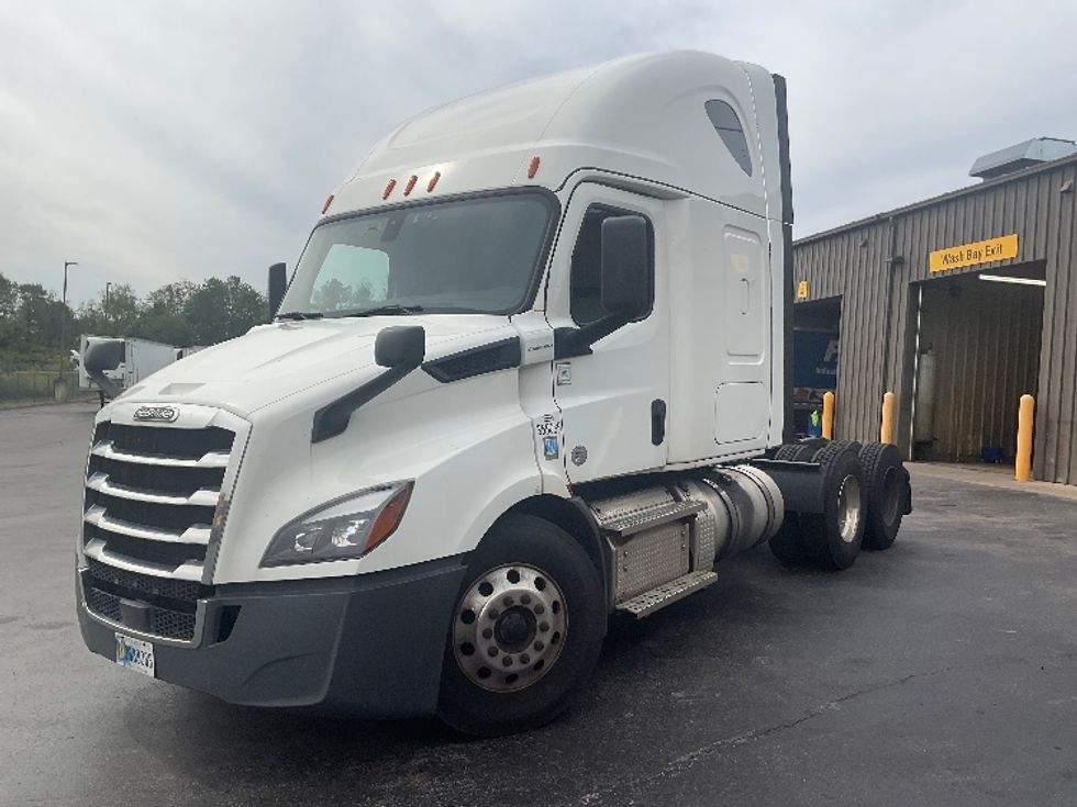 2020 Freightliner Cascadia photo 3