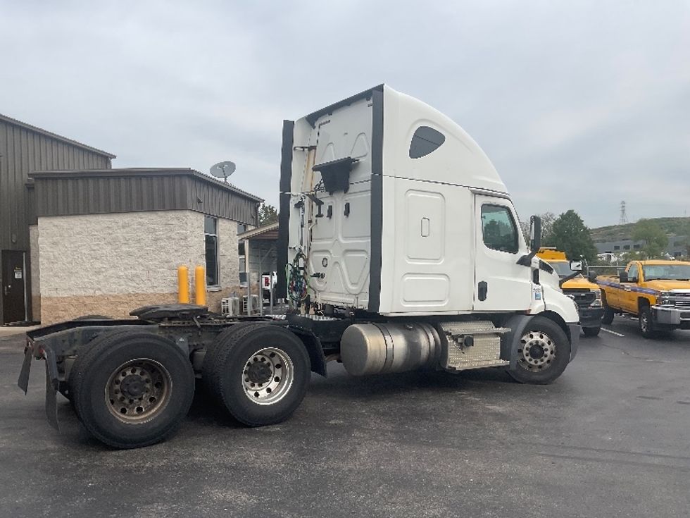 Sleeper Tractor-Heavy Duty Tractors-Freightliner-2020-T11664ST-Akron-OH-548,301\n\t\tmiles-$ 61,000 - Image 7
