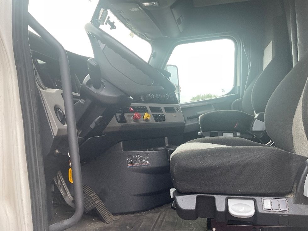 Sleeper Tractor-Heavy Duty Tractors-Freightliner-2020-T11664ST-Akron-OH-548,301\n\t\tmiles-$ 61,000 - Image 9