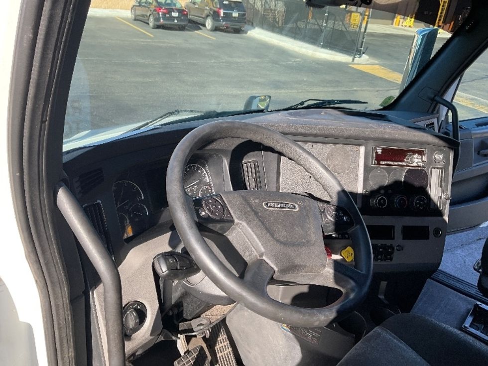Sleeper Tractor-Heavy Duty Tractors-Freightliner-2020-T11664ST-Akron-OH-584,296\n\t\tmiles-$ 52,000 - Image 10