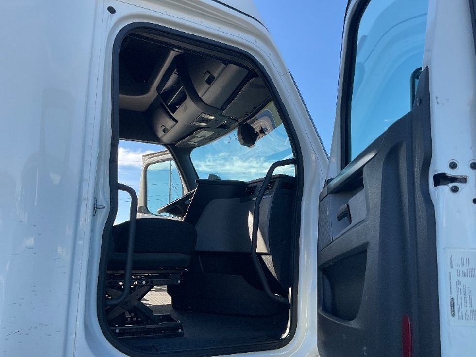 Sleeper Tractor-Heavy Duty Tractors-Freightliner-2020-T11664ST-Akron-OH-584,296\n\t\tmiles-$ 52,000 - Image 13