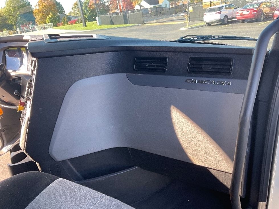 Sleeper Tractor-Heavy Duty Tractors-Freightliner-2020-T11664ST-Akron-OH-584,296\n\t\tmiles-$ 52,000 - Image 14