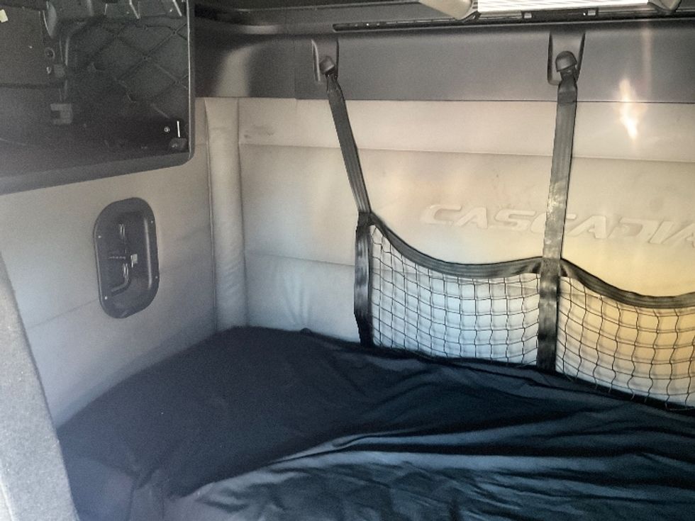 Sleeper Tractor-Heavy Duty Tractors-Freightliner-2020-T11664ST-Akron-OH-584,296\n\t\tmiles-$ 52,000 - Image 17