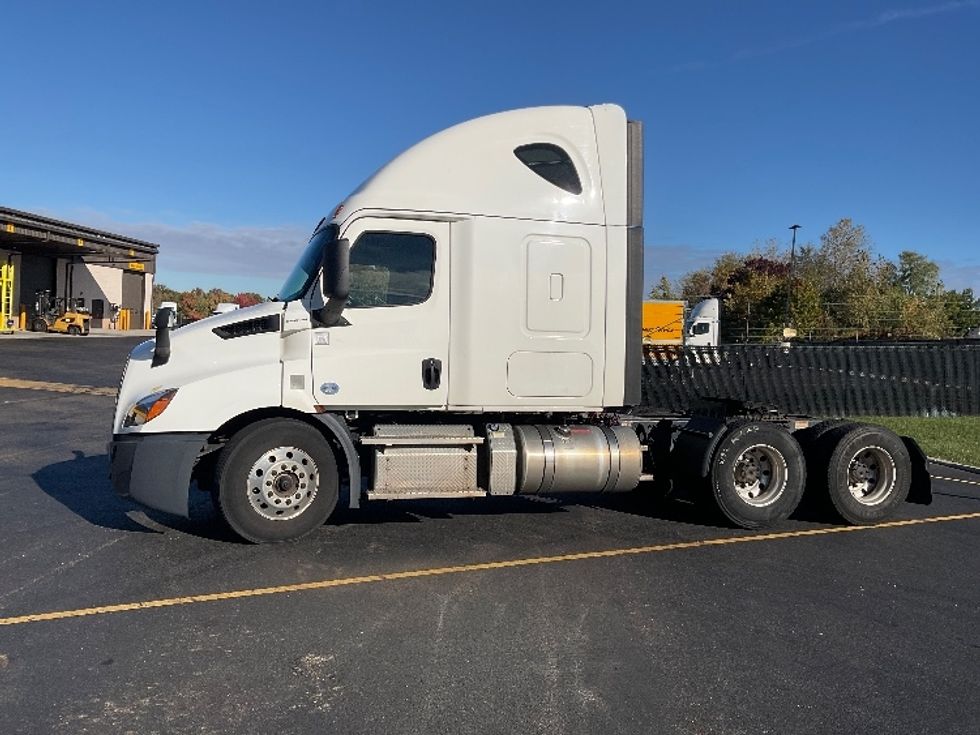 Sleeper Tractor-Heavy Duty Tractors-Freightliner-2020-T11664ST-Akron-OH-584,296\n\t\tmiles-$ 52,000 - Image 4
