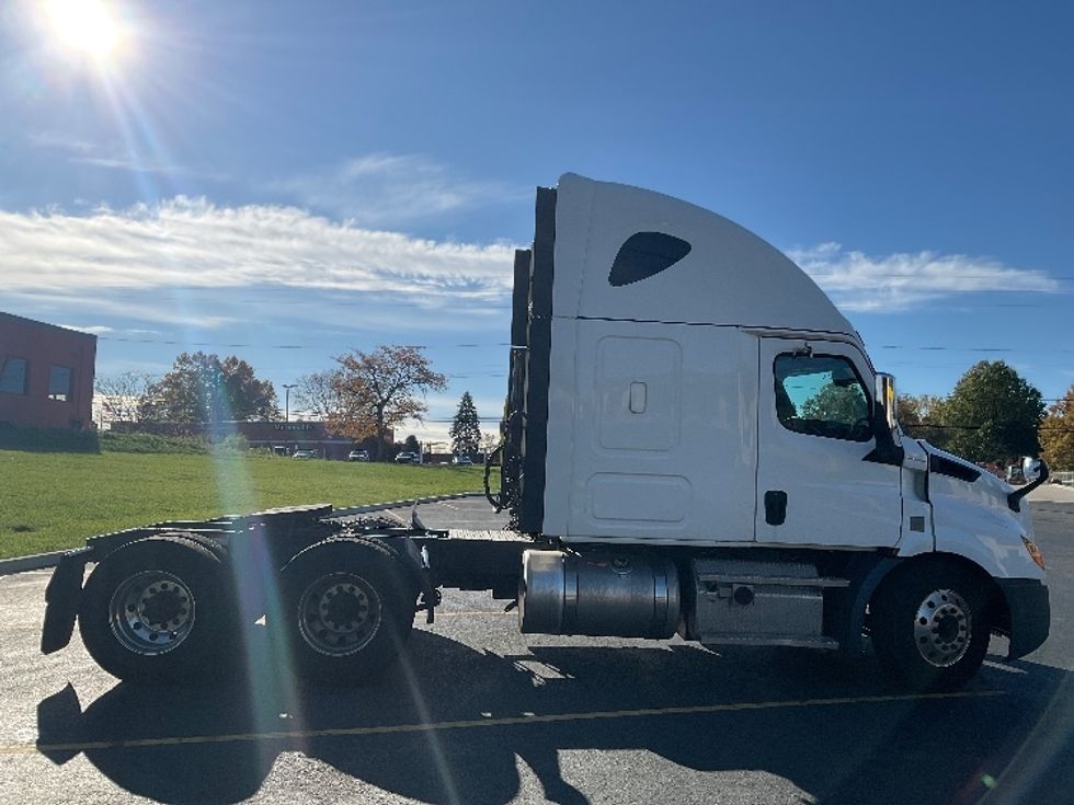 Sleeper Tractor-Heavy Duty Tractors-Freightliner-2020-T11664ST-Akron-OH-584,296\n\t\tmiles-$ 52,000 - Image 8