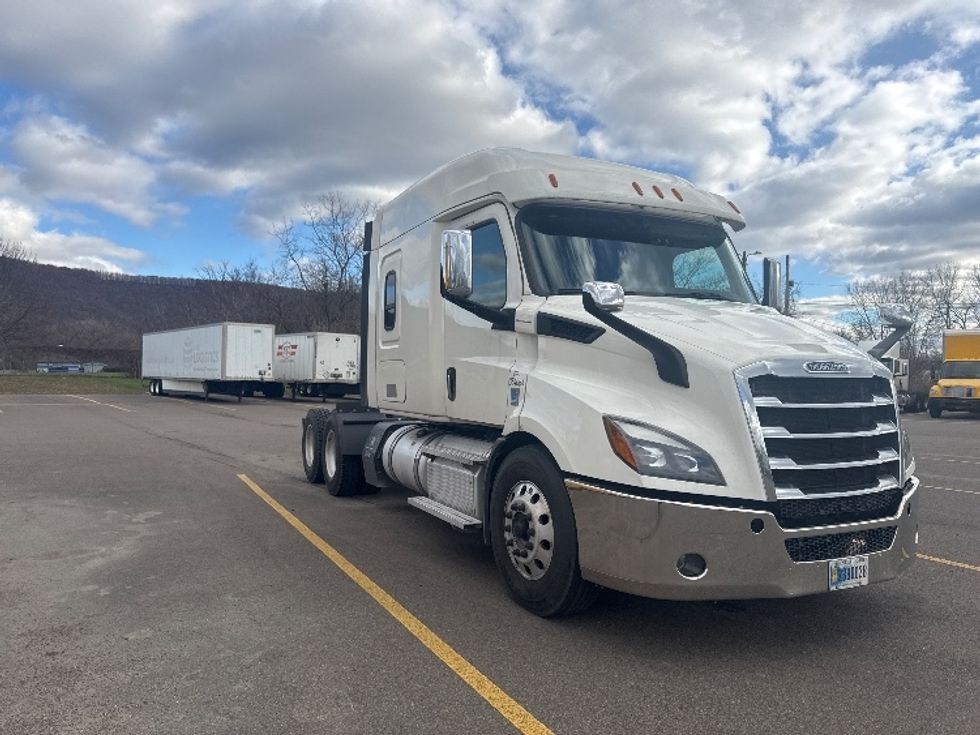 Sleeper Tractor-Heavy Duty Tractors-Freightliner-2020-T11664ST-Elmira-NY-438,735\n\t\tmiles-$ 59,750 - Image 1