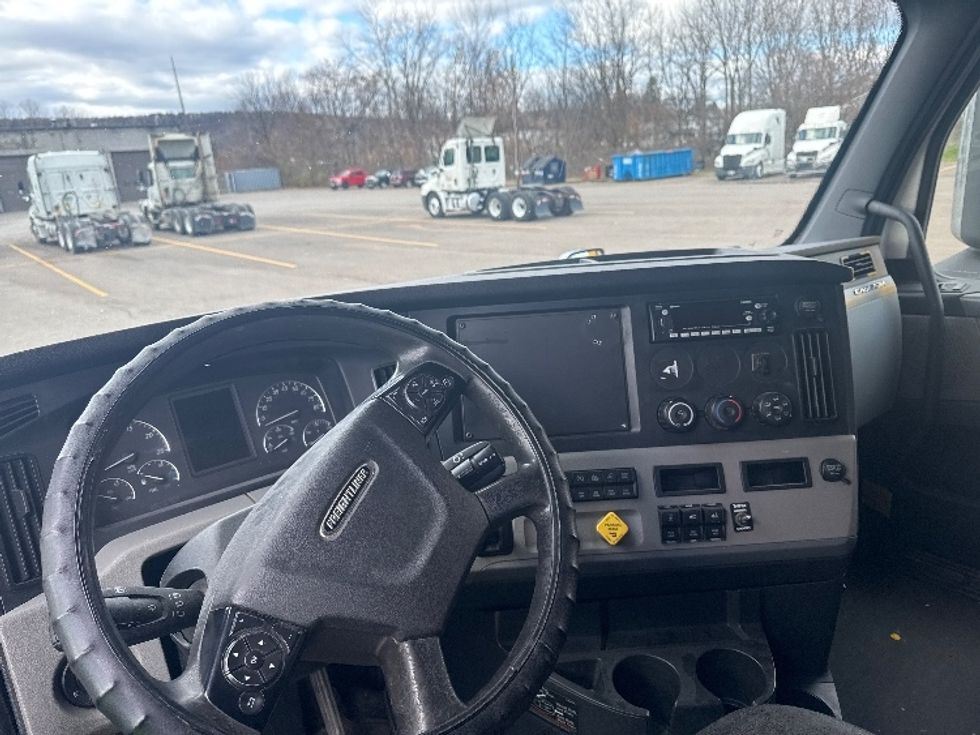 Sleeper Tractor-Heavy Duty Tractors-Freightliner-2020-T11664ST-Elmira-NY-438,735\n\t\tmiles-$ 59,750 - Image 11