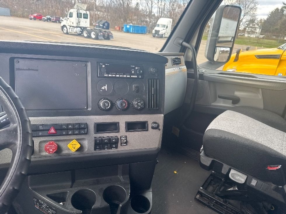 Sleeper Tractor-Heavy Duty Tractors-Freightliner-2020-T11664ST-Elmira-NY-438,735\n\t\tmiles-$ 59,750 - Image 12