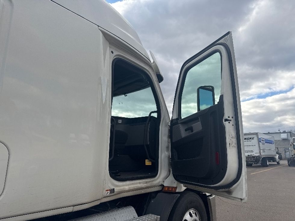 Sleeper Tractor-Heavy Duty Tractors-Freightliner-2020-T11664ST-Elmira-NY-438,735\n\t\tmiles-$ 59,750 - Image 13