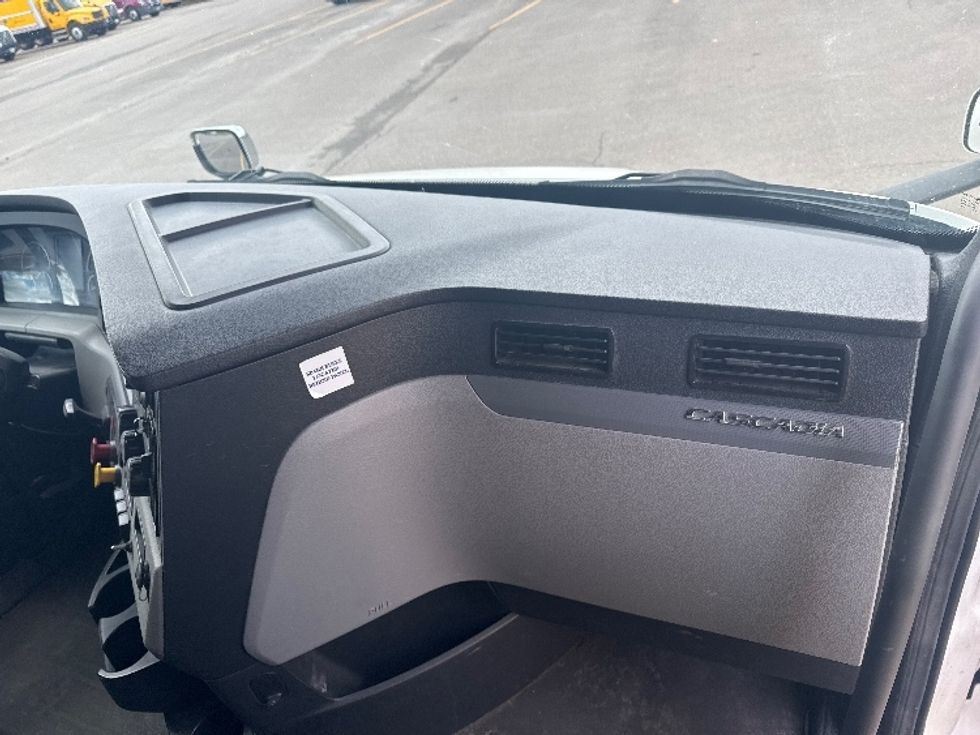 Sleeper Tractor-Heavy Duty Tractors-Freightliner-2020-T11664ST-Elmira-NY-438,735\n\t\tmiles-$ 59,750 - Image 14