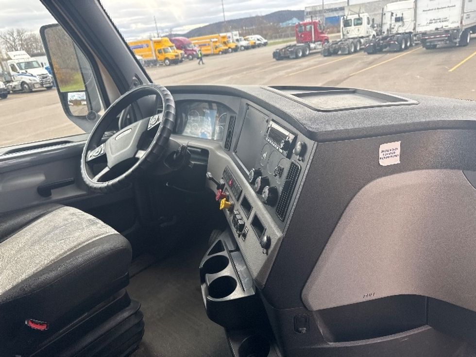 Sleeper Tractor-Heavy Duty Tractors-Freightliner-2020-T11664ST-Elmira-NY-438,735\n\t\tmiles-$ 59,750 - Image 15