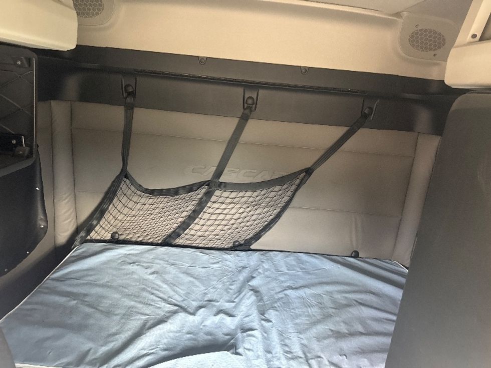 Sleeper Tractor-Heavy Duty Tractors-Freightliner-2020-T11664ST-Elmira-NY-438,735\n\t\tmiles-$ 59,750 - Image 16