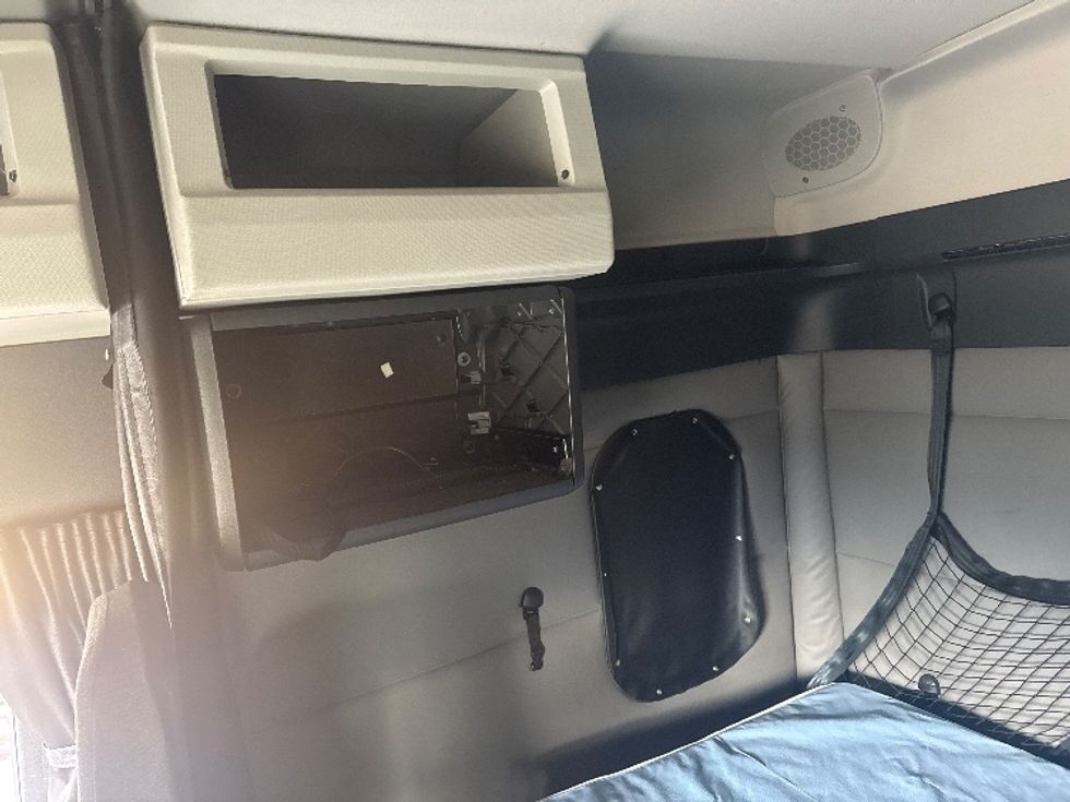 Sleeper Tractor-Heavy Duty Tractors-Freightliner-2020-T11664ST-Elmira-NY-438,735\n\t\tmiles-$ 59,750 - Image 19