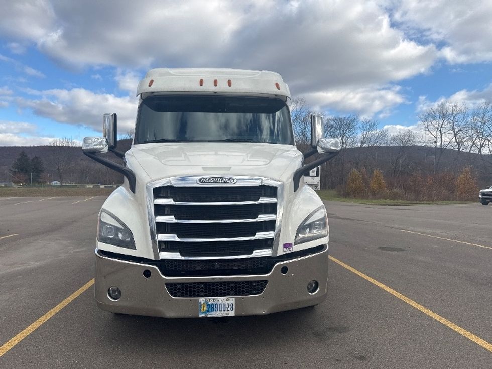 Sleeper Tractor-Heavy Duty Tractors-Freightliner-2020-T11664ST-Elmira-NY-438,735\n\t\tmiles-$ 59,750 - Image 2