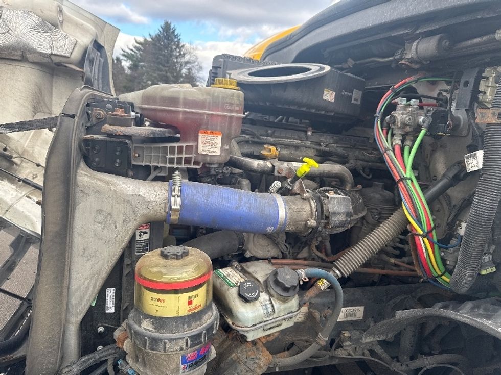 Sleeper Tractor-Heavy Duty Tractors-Freightliner-2020-T11664ST-Elmira-NY-438,735\n\t\tmiles-$ 59,750 - Image 21