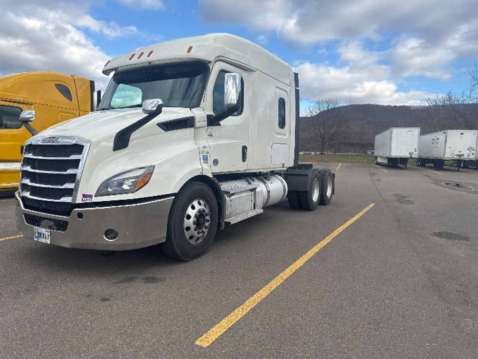 Sleeper Tractor-Heavy Duty Tractors-Freightliner-2020-T11664ST-Elmira-NY-438,735\n\t\tmiles-$ 59,750 - Image 3