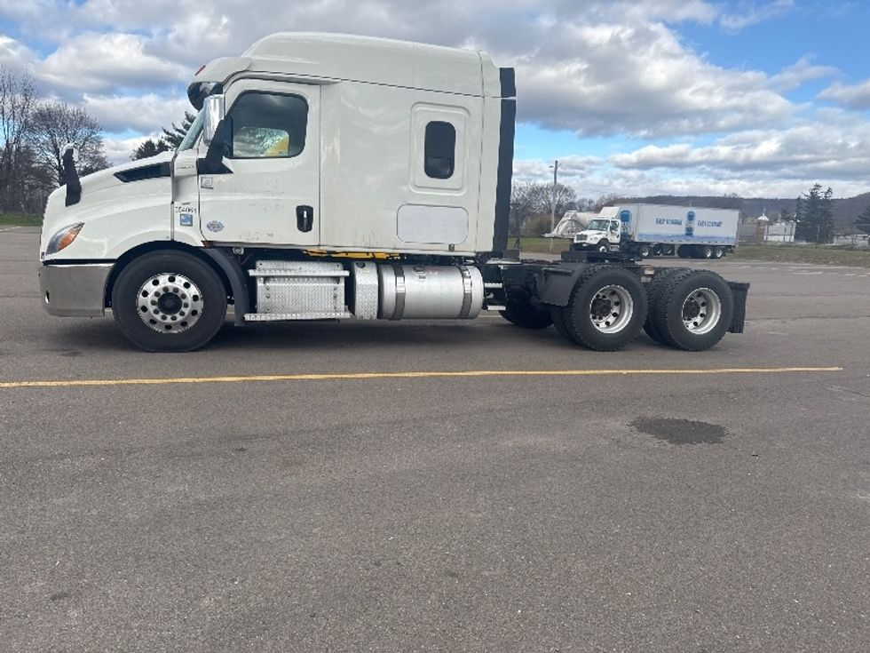 Sleeper Tractor-Heavy Duty Tractors-Freightliner-2020-T11664ST-Elmira-NY-438,735\n\t\tmiles-$ 59,750 - Image 4